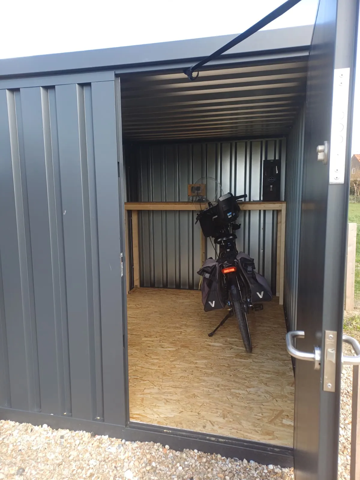 Fietsenhok met oplaadpunt voor elektrische fietsen bij B&B 't Bloemenveld