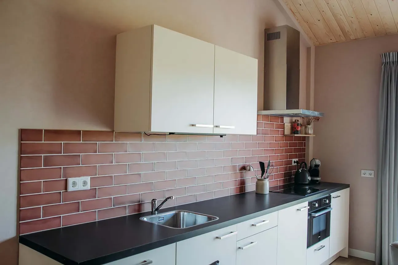 Keuken met bakstenen wand