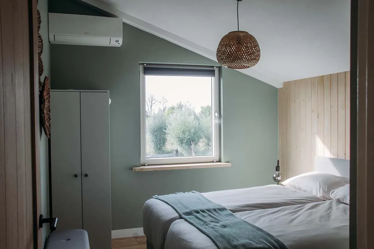 Slaapkamer met groene wand